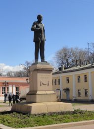 Памятник И.П. Павлову, 1949 г., ск. Манизер М.Г., арх. Дзержкович А.А.
